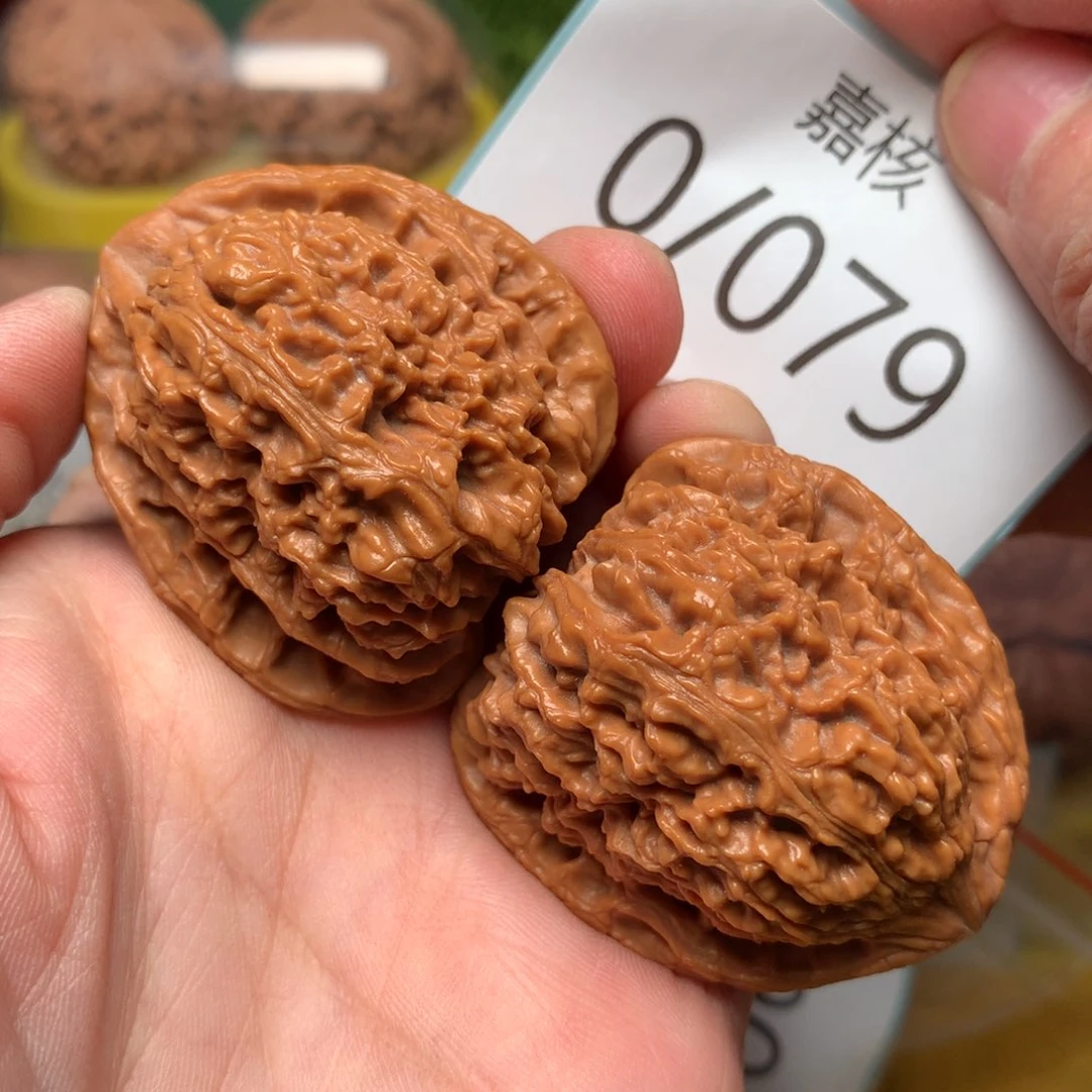 文玩核桃把件红皮炮弹南疆石41