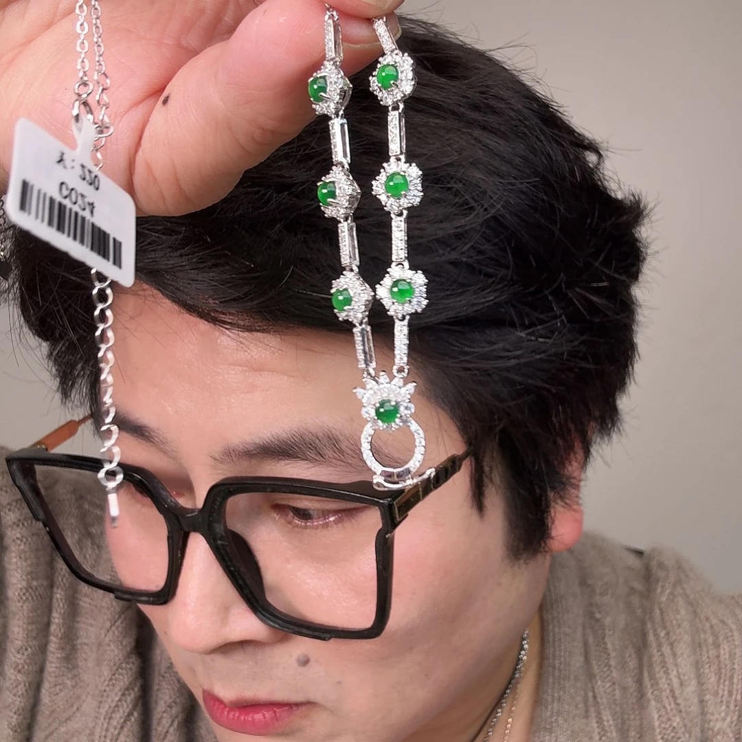 翡翠未镶嵌颈饰一件