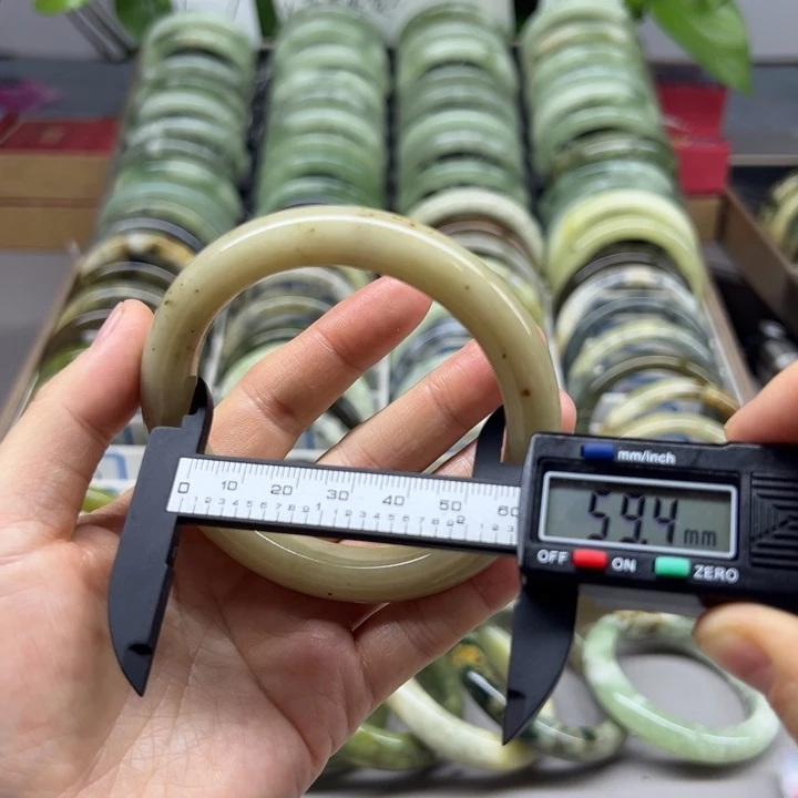 蛇纹石玉未镶嵌手镯2