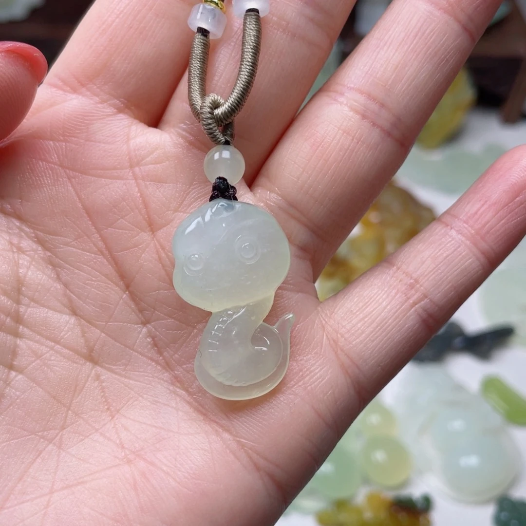 蛇纹石玉颈饰未镶嵌