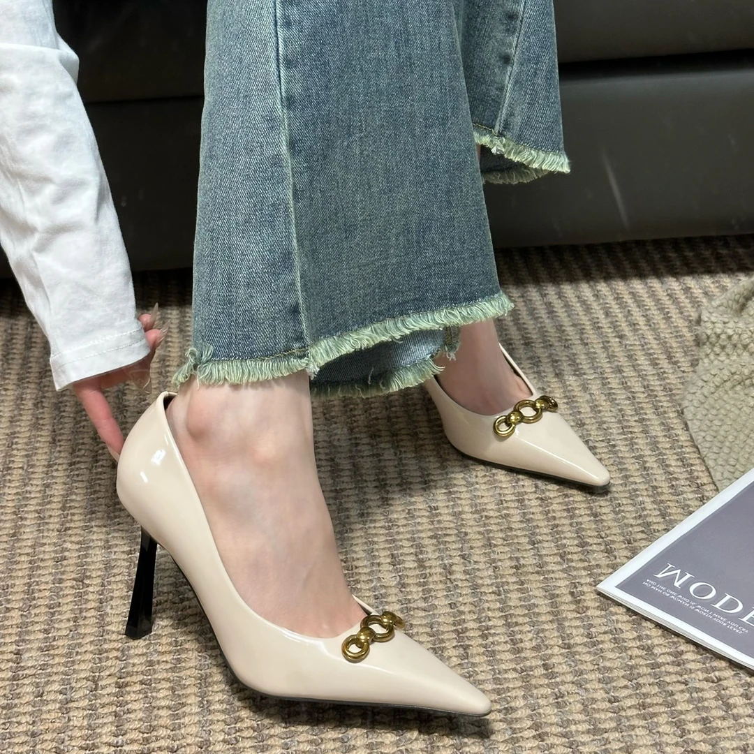 裸色高跟鞋女细跟2025春秋新款金属扣性感轻奢酒红色尖头小单鞋女