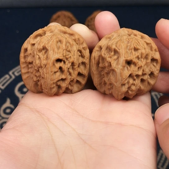 桃核把件三角白狮子