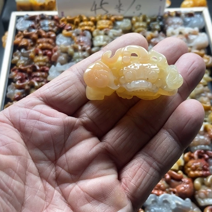 石英质玉（黄龙玉）未镶嵌颈饰