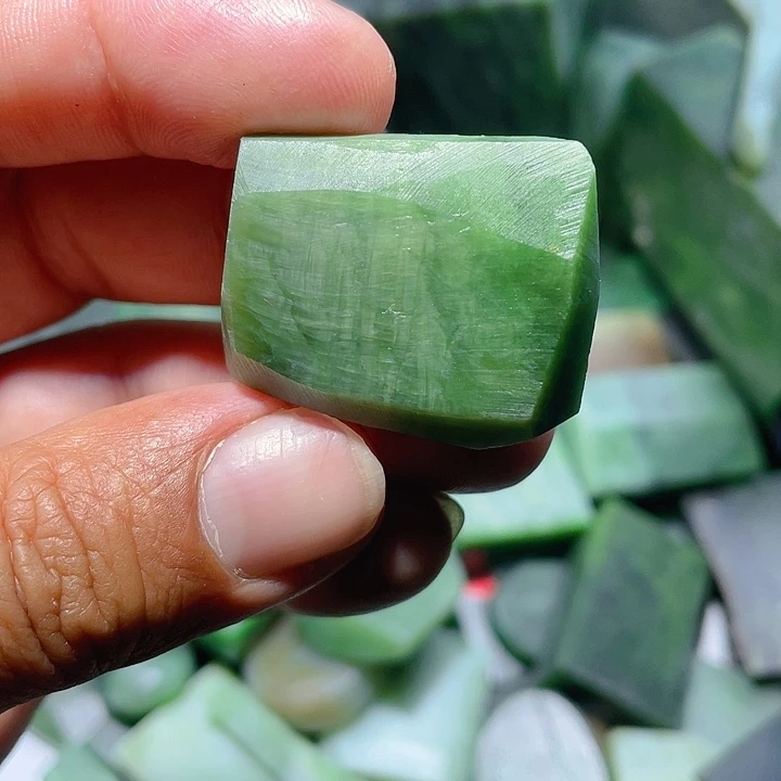 和田玉（碧玉）未镶嵌珠宝奇石