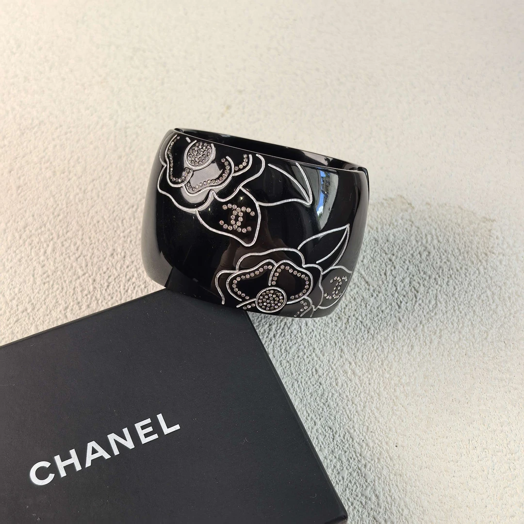 95新 Chanel/香奈儿 泡泡中古 Chanel 亚克力水钻山茶花手镯
