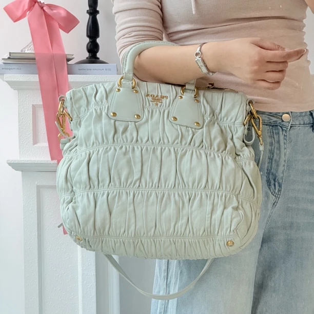 95新 Prada/普拉达 prada奶白色全皮褶皱手提斜挎包