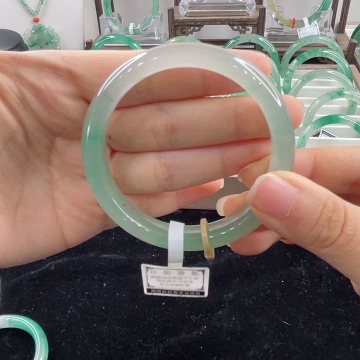 未镶嵌手镯石英质玉（非洲翠）咪****吉