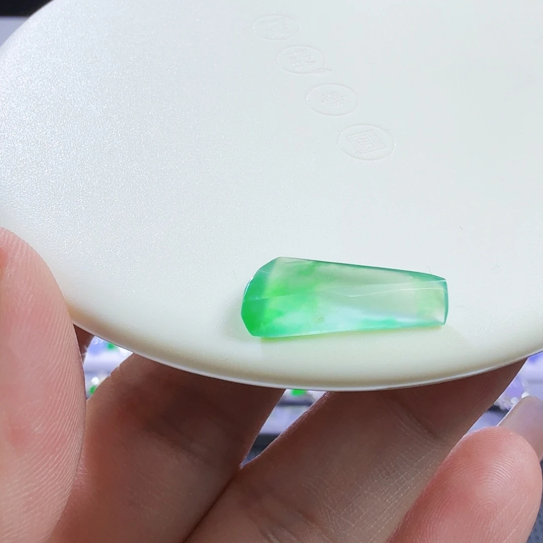 翡翠未镶嵌颈饰裸石