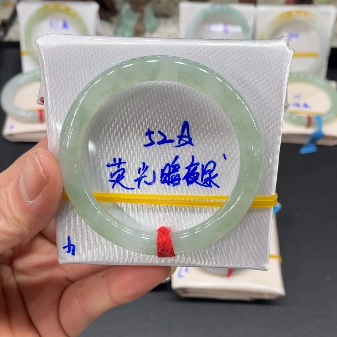 翡翠手镯未镶嵌翡翠