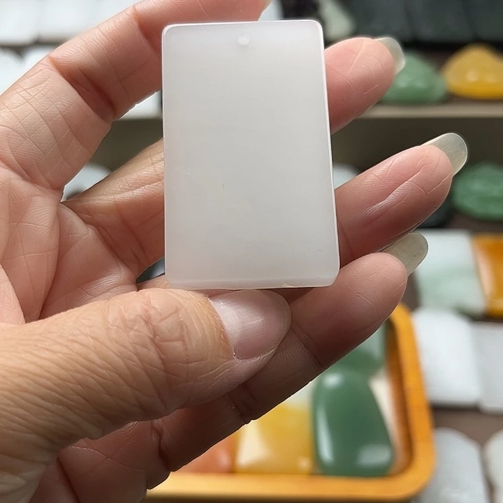 石英质玉（金丝玉）未镶嵌颈饰