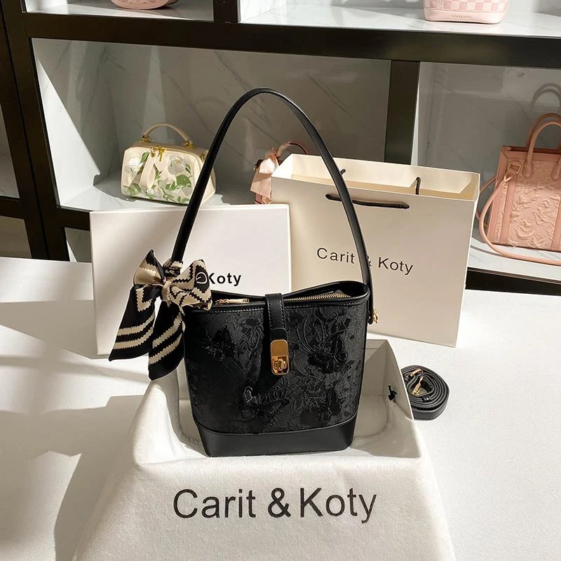 香港品牌轻奢时尚小众新中式水桶包包2025新款蕾丝刺绣通勤腋下包