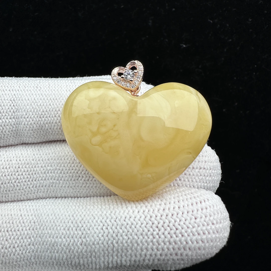 Y1058天然俄料蜜蜡爱心吊坠 34*26*12mm 北京抖音基地发货