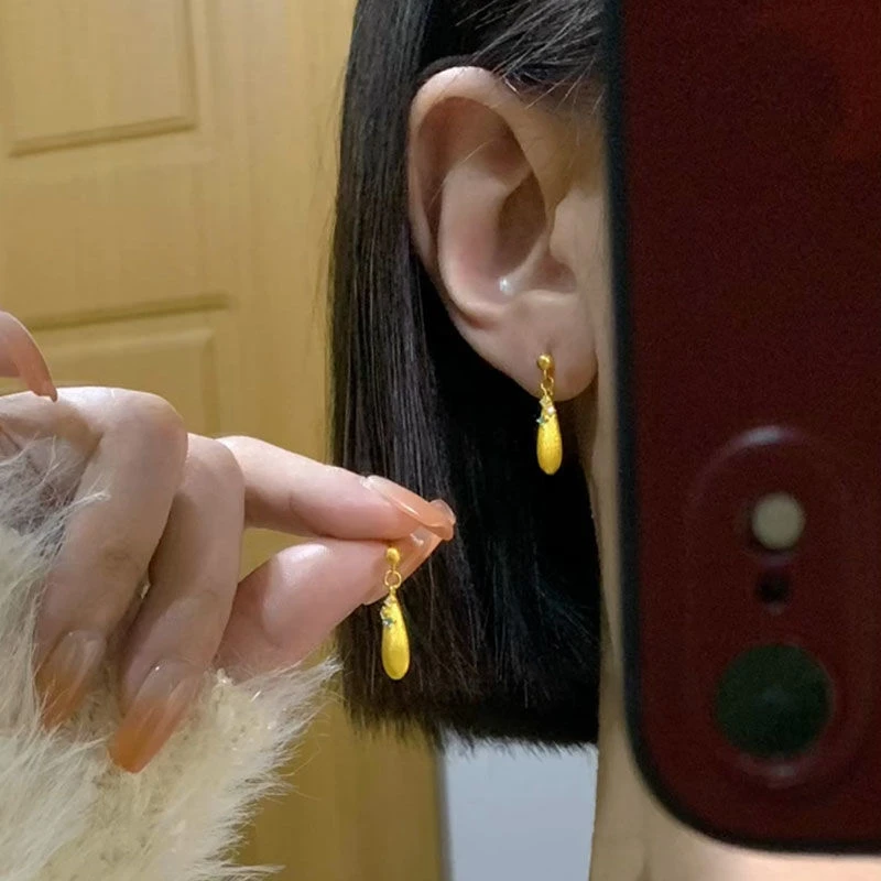 铜合金耳饰 金色水滴耳坠女新款轻奢拉丝灵动金色耳饰新年送女友