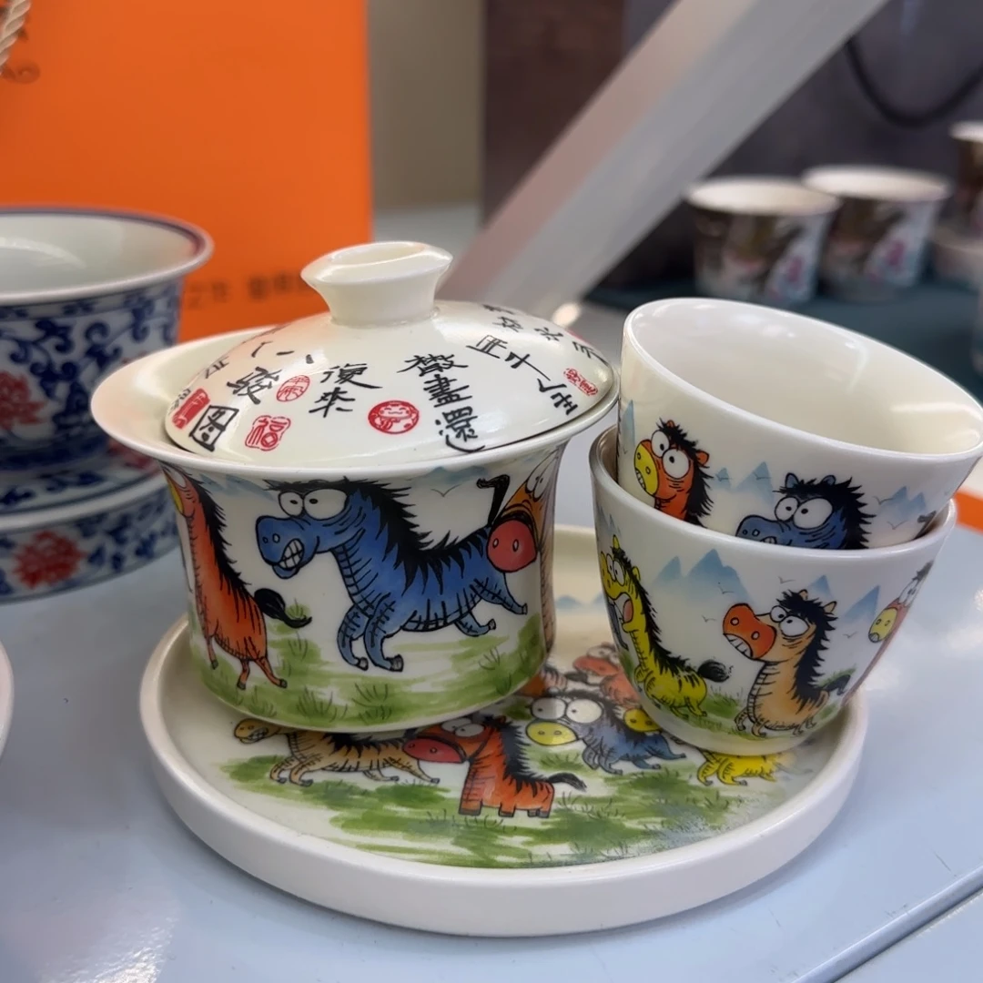 瓷片盖碗很精致很好看