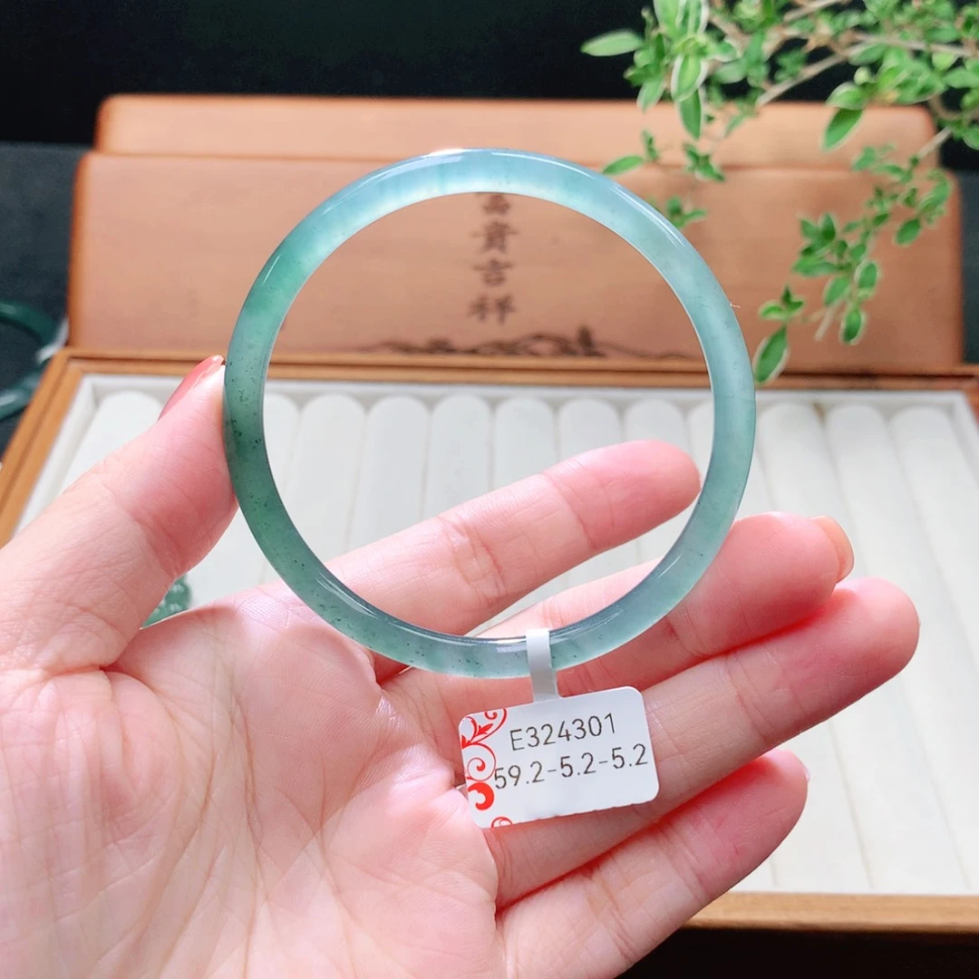 未镶嵌手镯（圆镯）翡翠