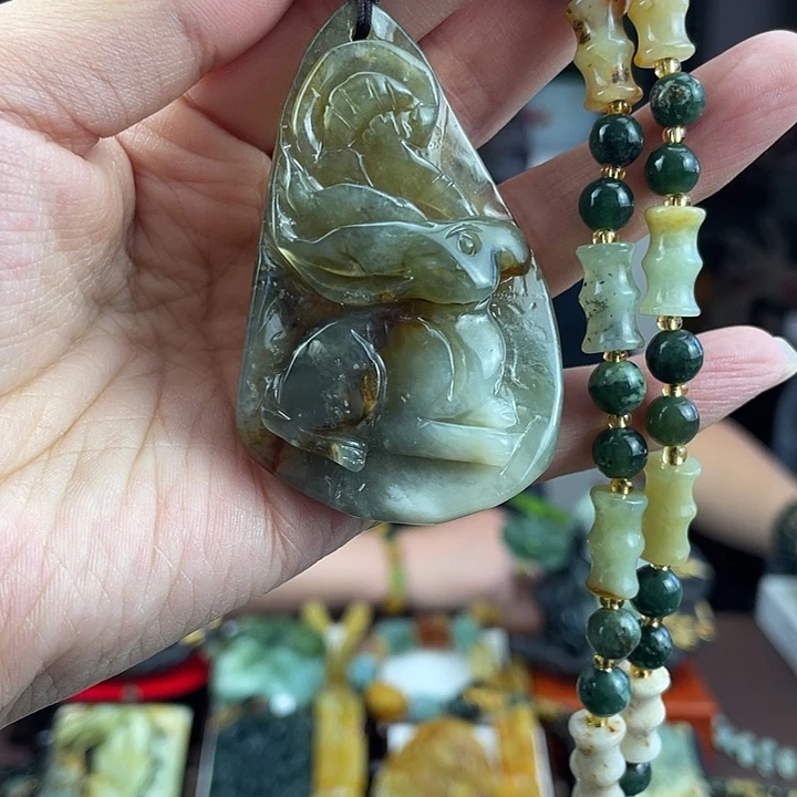 蛇纹石玉未镶嵌颈饰