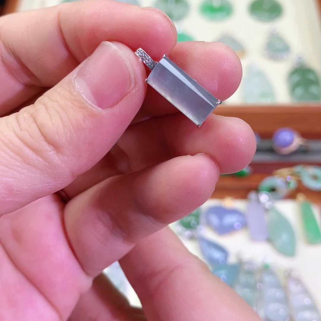 颈饰18K金镶嵌翡翠