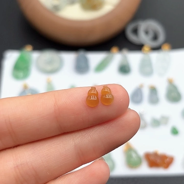 翡翠未镶嵌颈饰葫芦