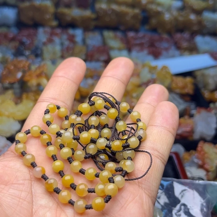 石英质玉（黄龙玉）未镶嵌颈饰云*