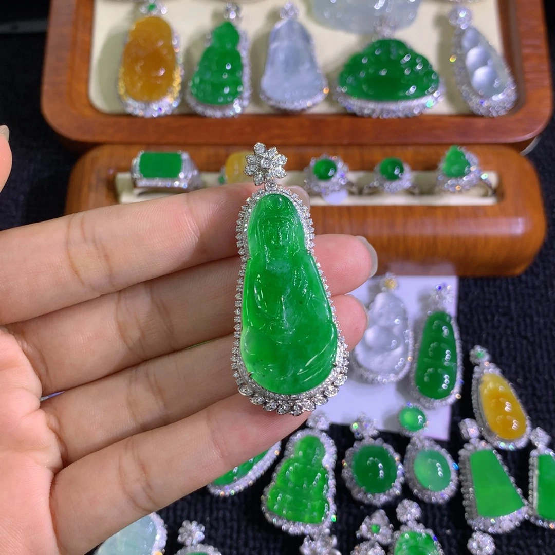 八***财翡翠18K金镶嵌颈饰888888888