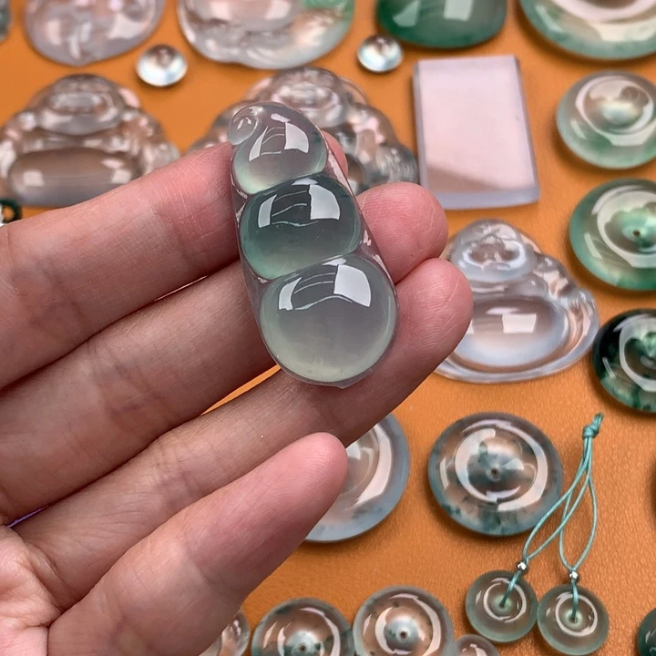 翡翠挂件未镶嵌……