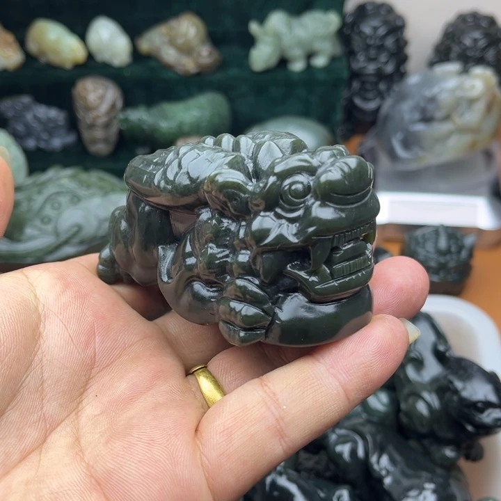 和田玉未镶嵌把件