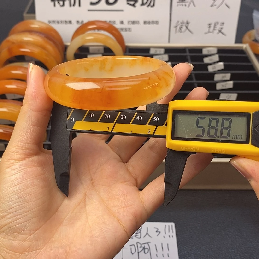 未镶嵌石英质玉（黄龙玉）手镯13号绝绝子