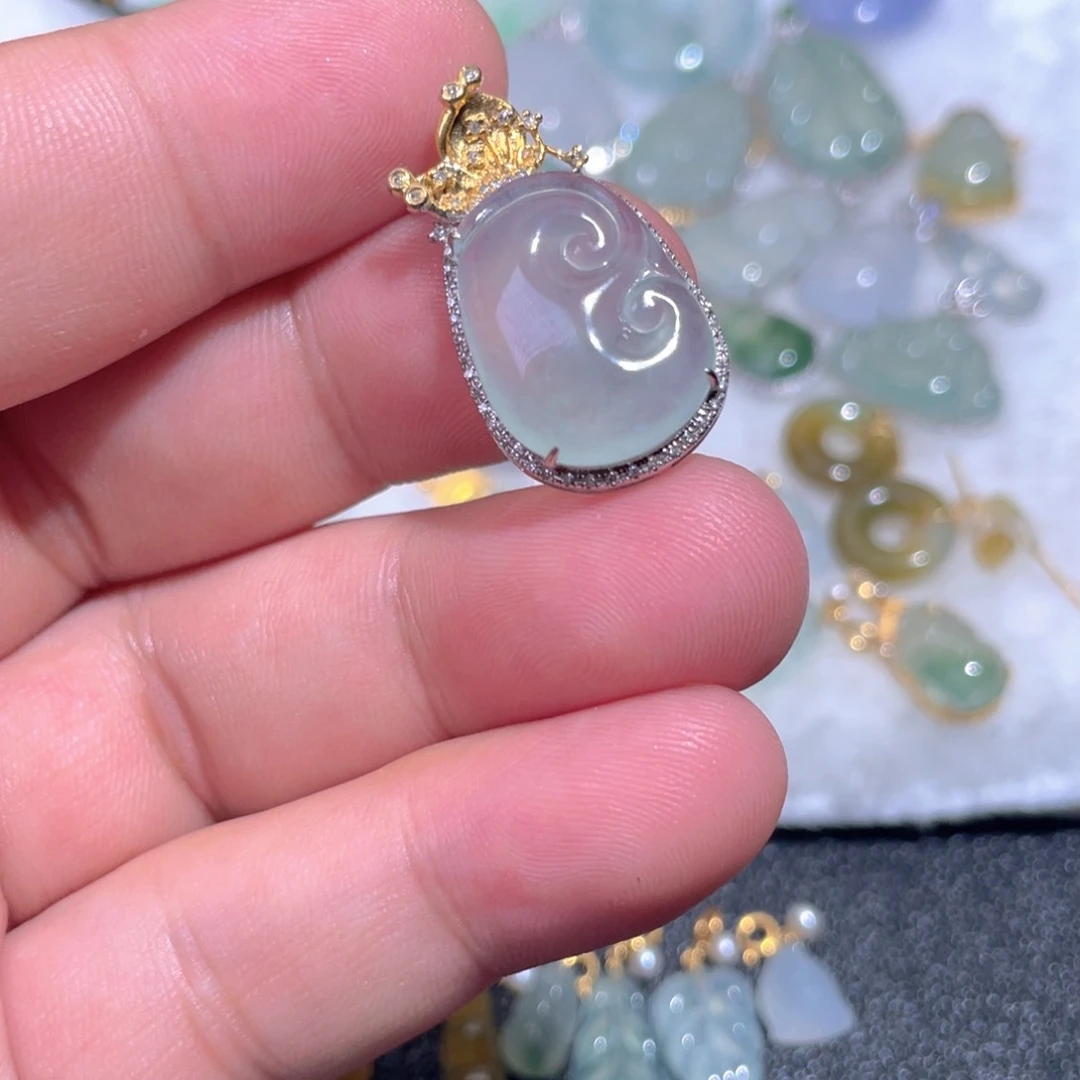 颈饰18K金镶嵌翡翠