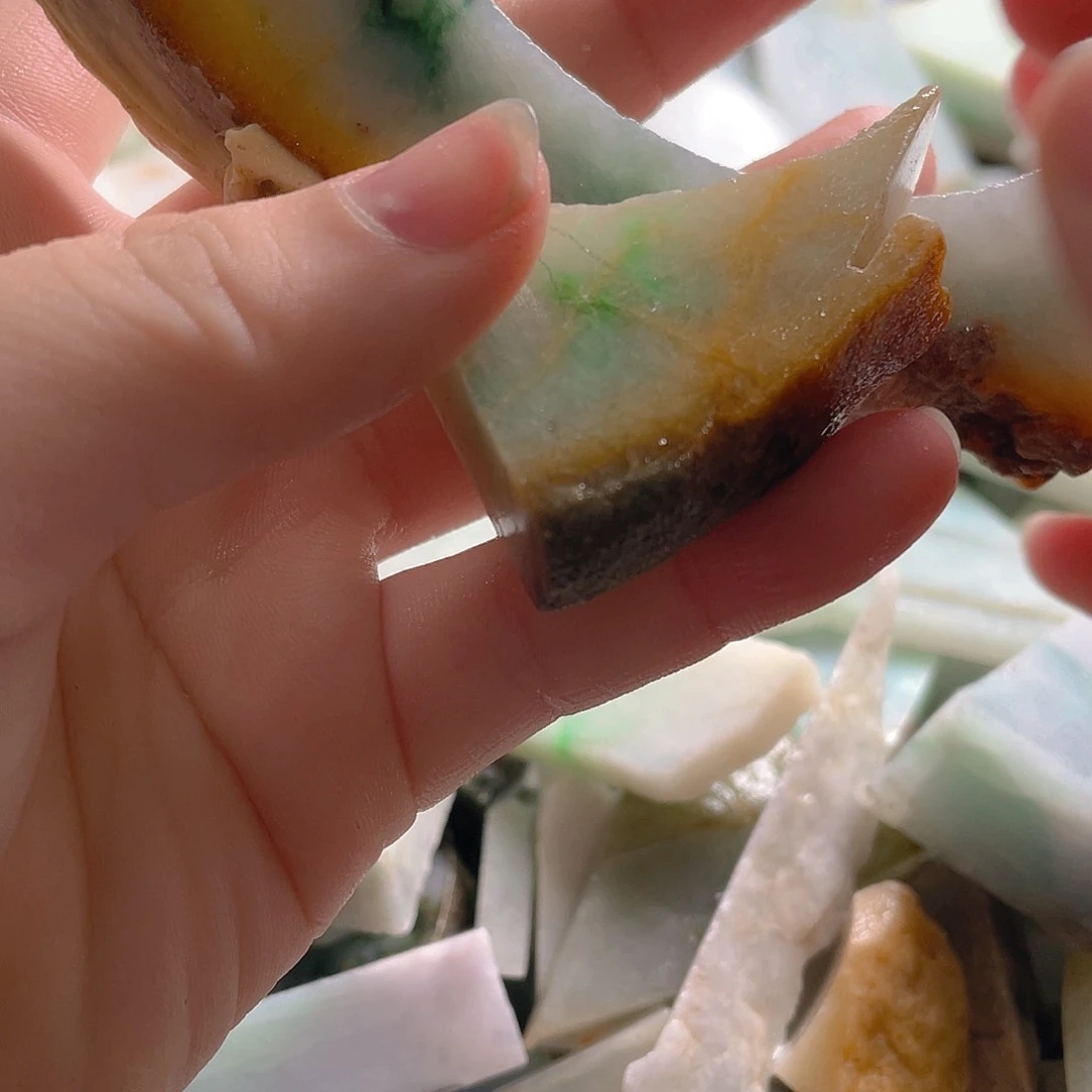 颈饰未镶嵌翡翠。