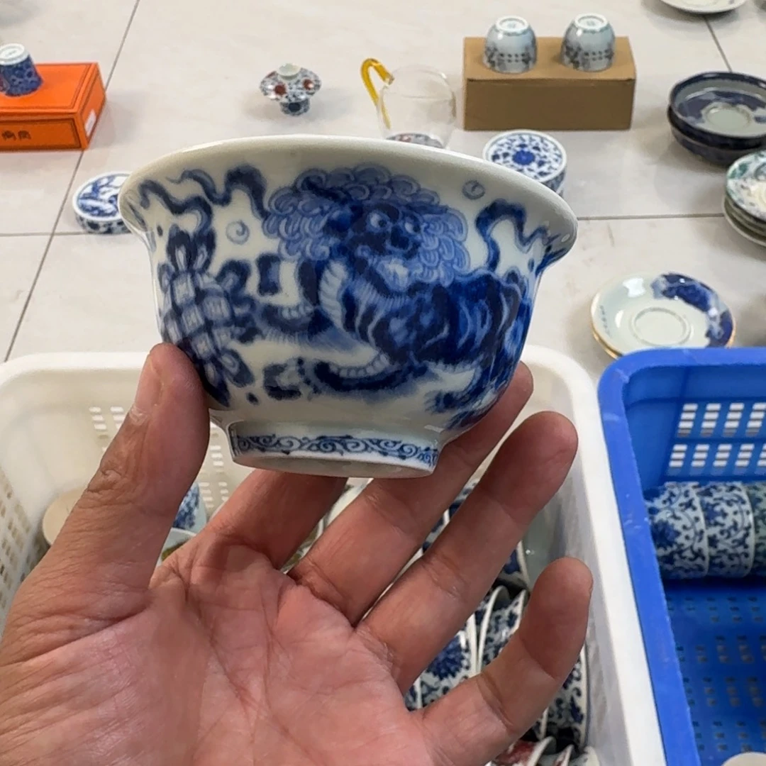 陶摆件青花狮子大压手