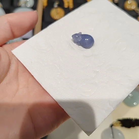 翡翠未镶嵌颈饰小老鼠摆件