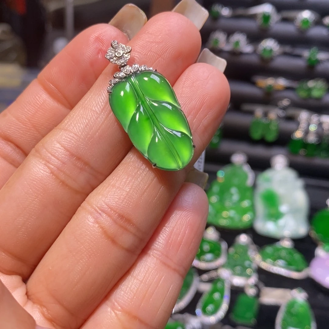 翡翠颈饰18K金镶嵌叶子吊坠