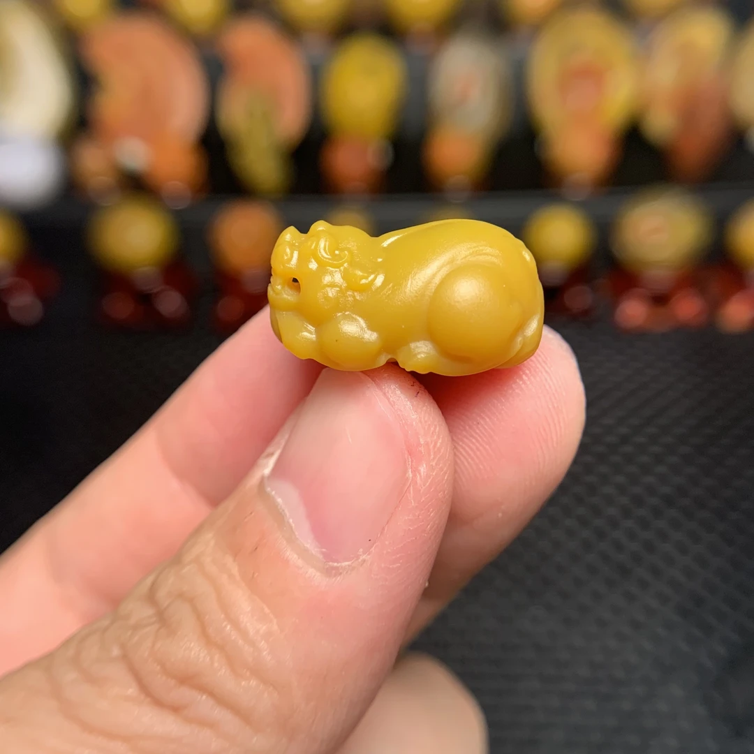 战国红吊坠【鸡油黄貔貅吊坠】21.5×13.5mm尺寸