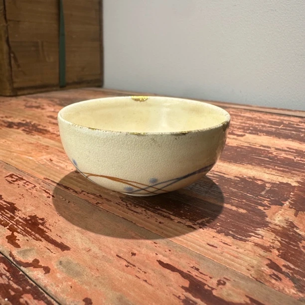老萩杯子，年代久远，口沿剥落已金缮，介意勿拍，7*3.5cm，70ml
