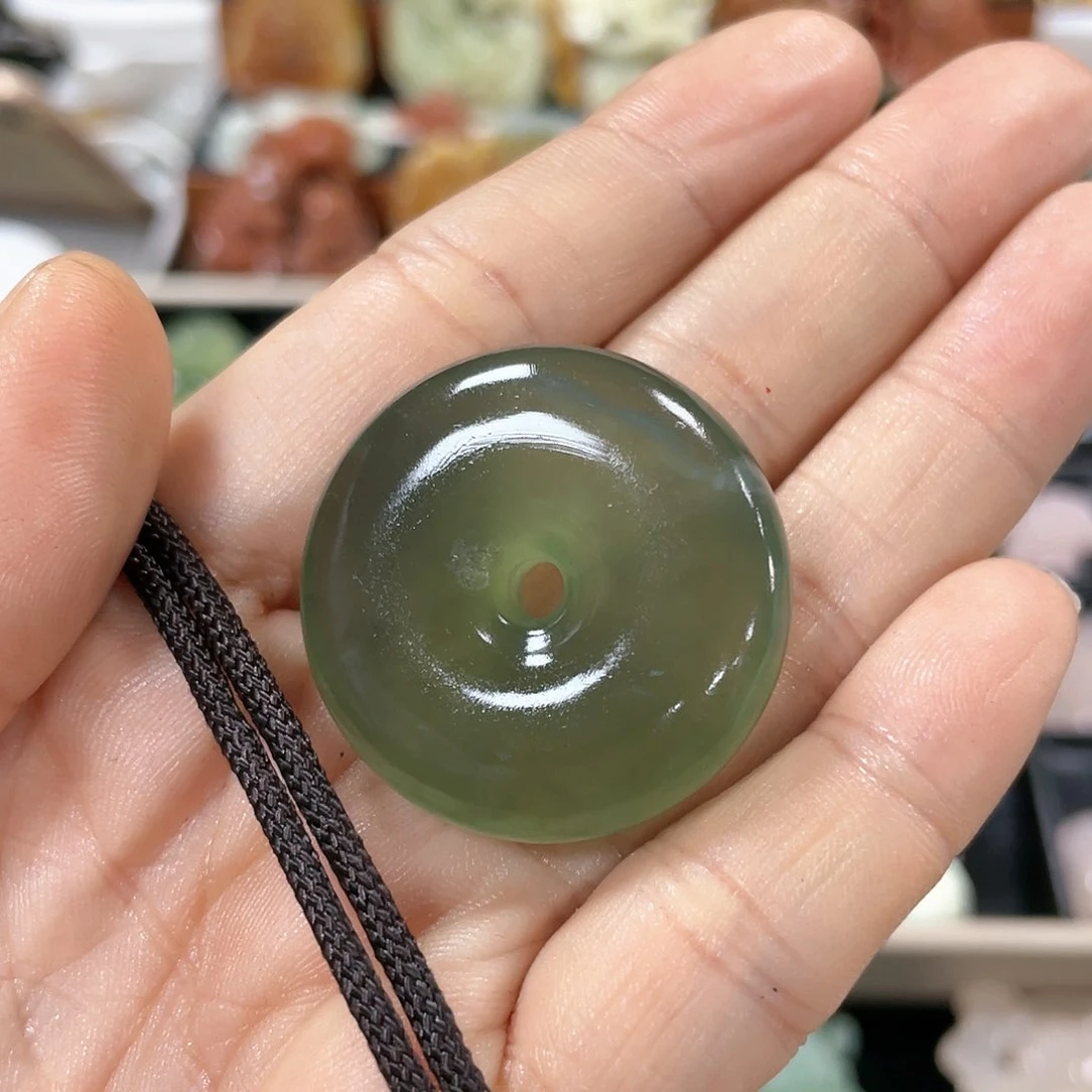 蛇纹石玉颈饰合金芹****菜