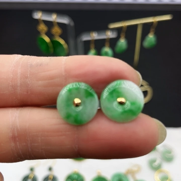 18K金镶嵌翡翠耳饰