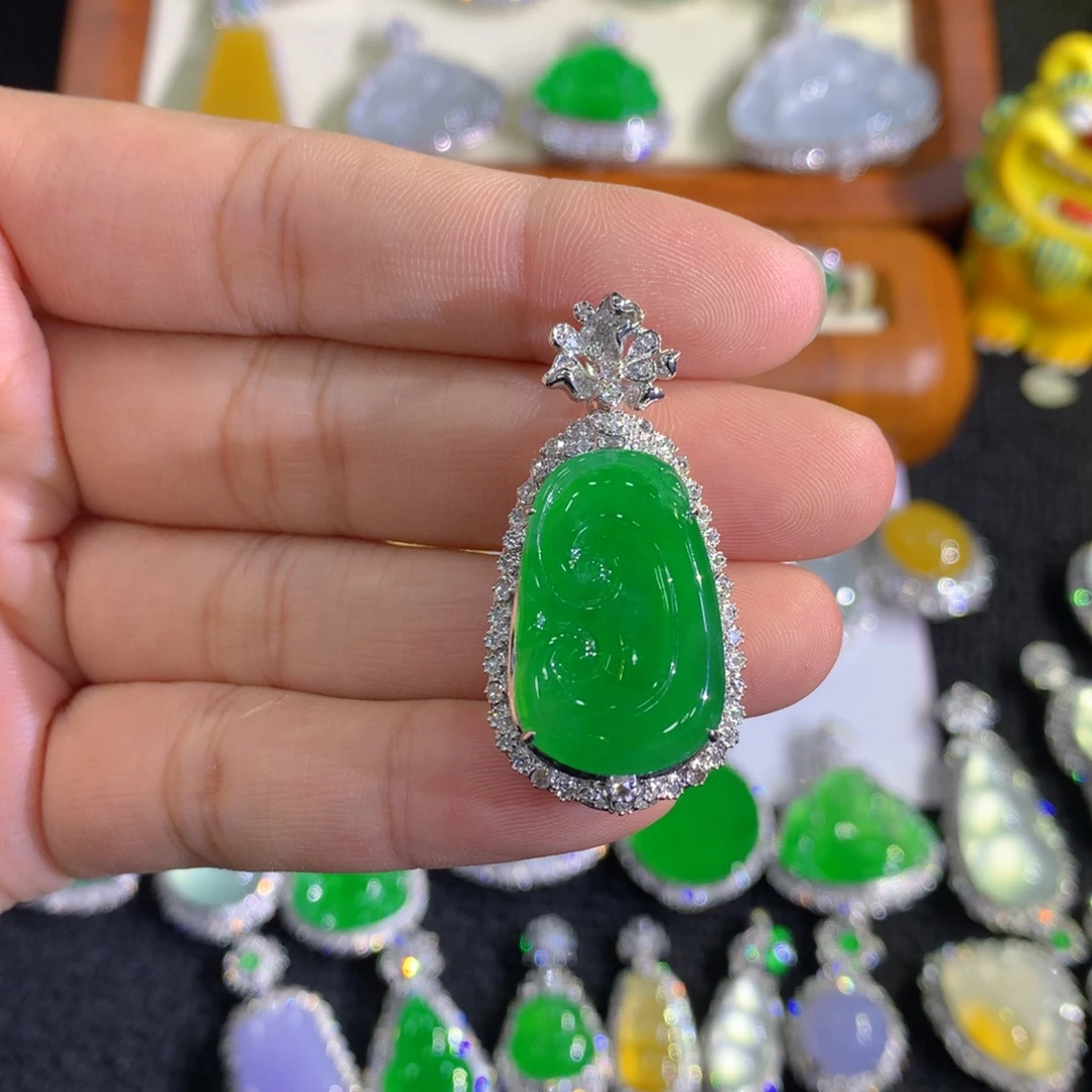 翡翠18K金镶嵌颈饰