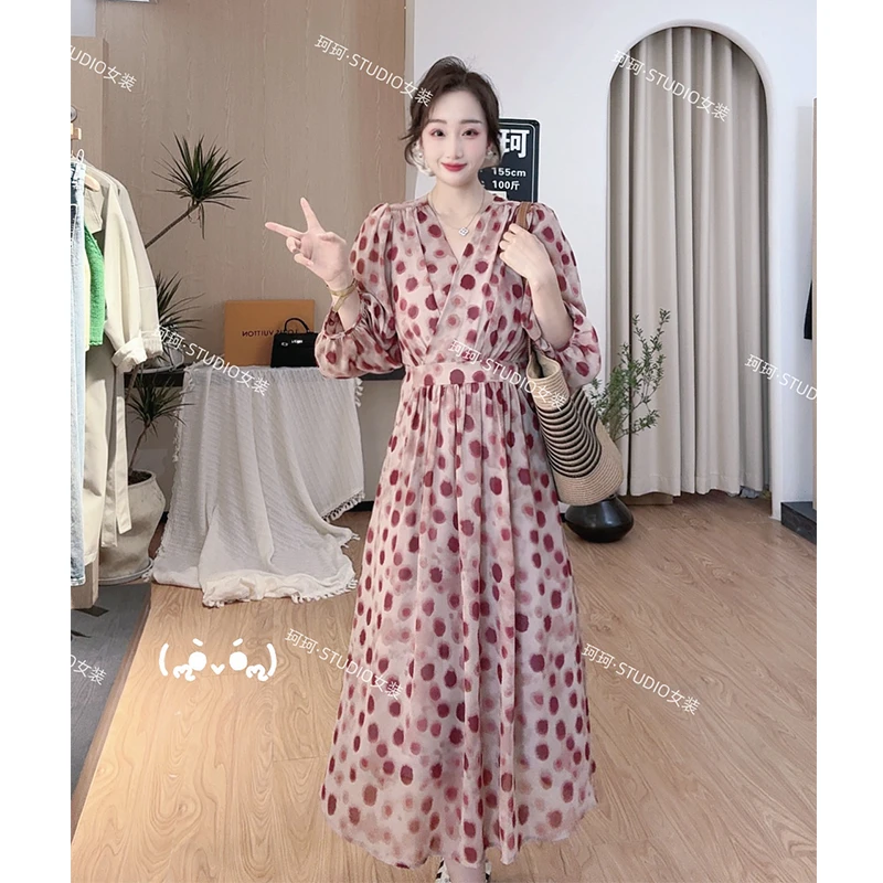 红色波点连衣裙女夏V领高级感灯笼袖气质显白显瘦中长裙女新款