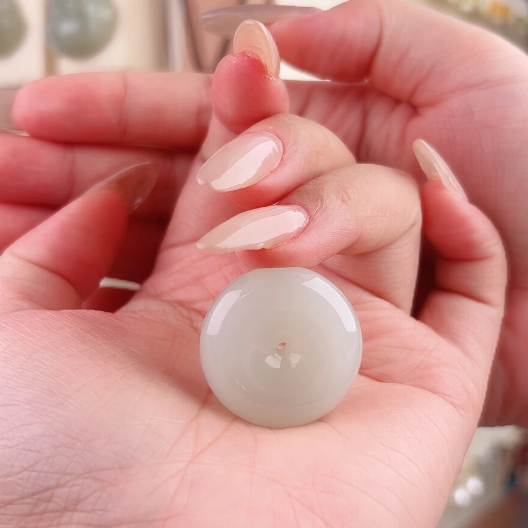 贺***贺和田玉未镶嵌颈饰