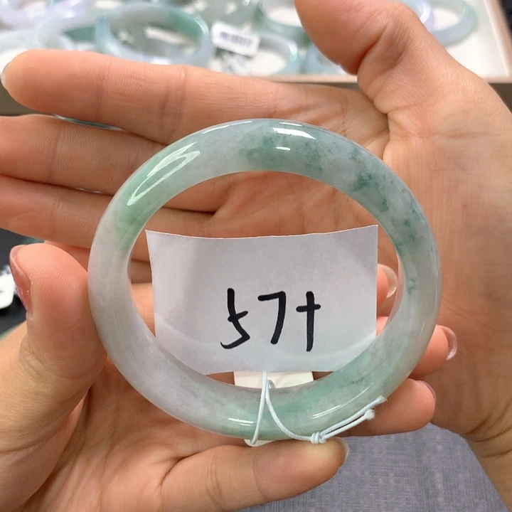 未镶嵌手镯翡翠?***英手镯