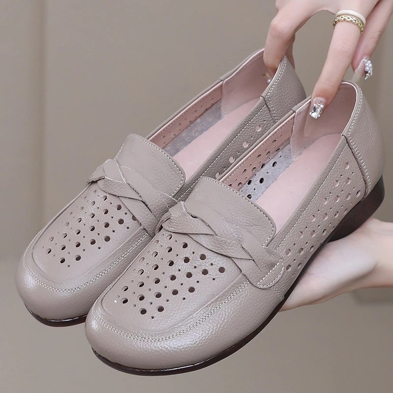 软皮牛筋底妈妈鞋夏季款中老年洞洞皮鞋软底防滑镂空凉鞋大码女款