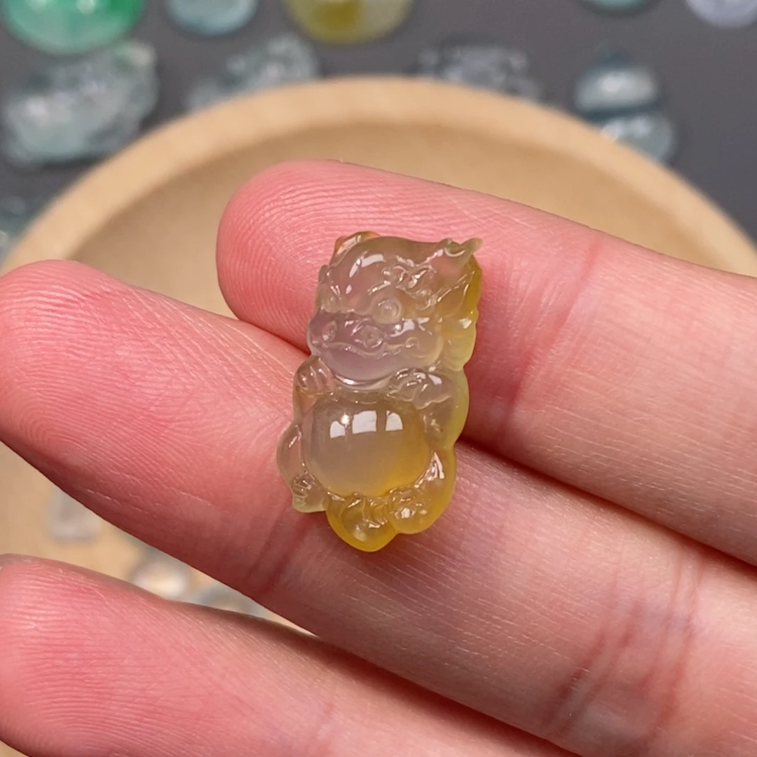 翡翠颈饰未镶嵌宝宝龙