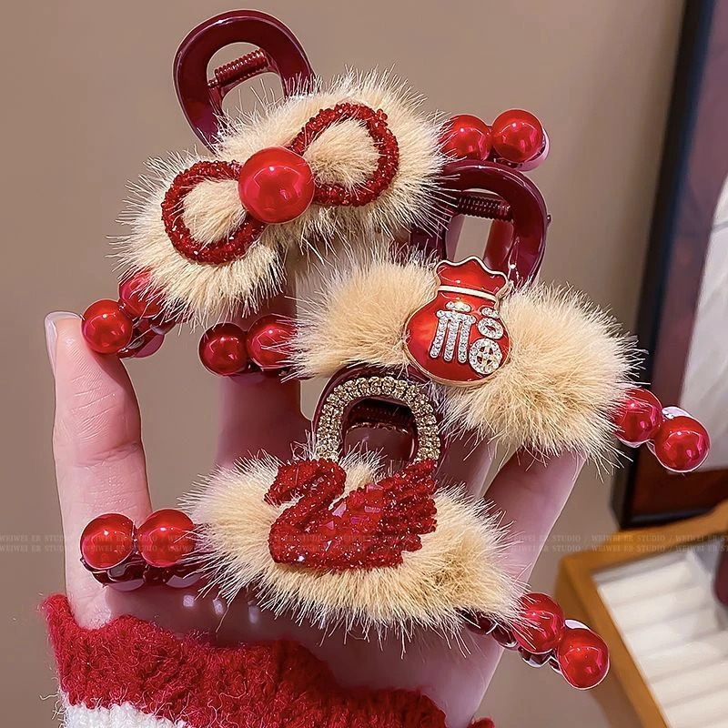 高级感红天鹅抓夹2025新年款冬季后脑勺发夹百搭本命年鲨鱼夹头饰