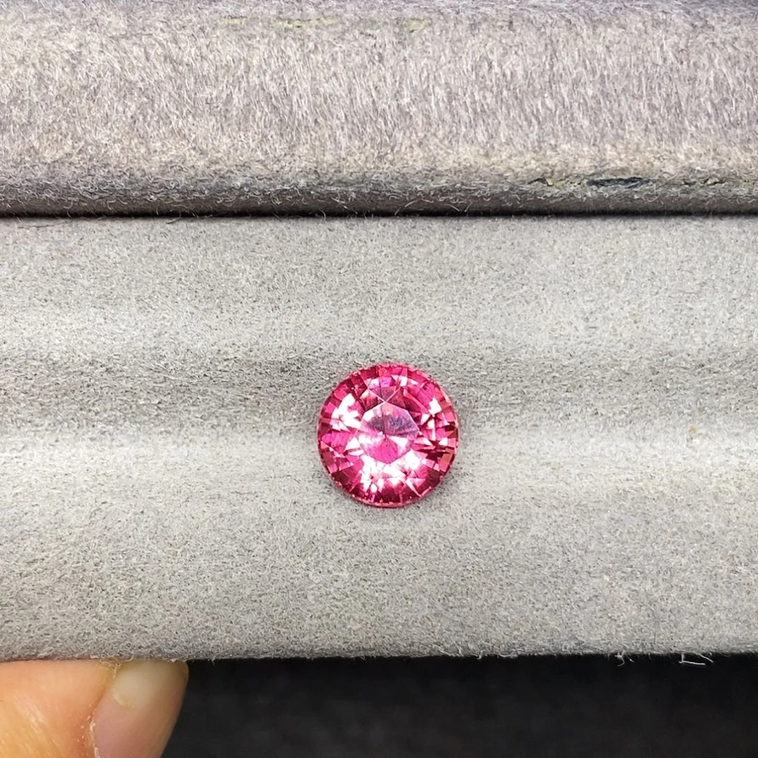 碧玺3.74克拉天然全净玻璃体满火彩红碧玺未镶嵌