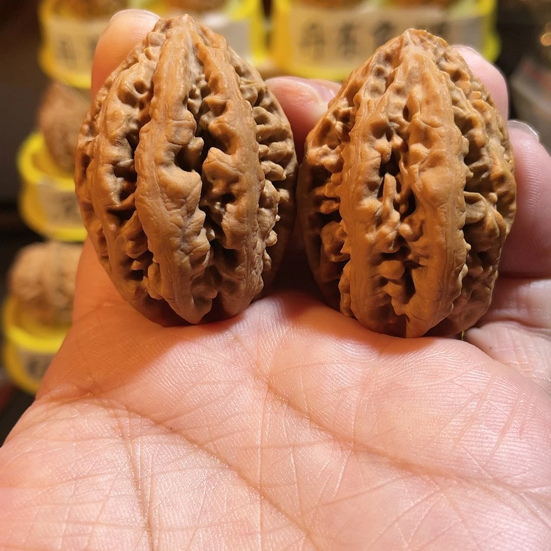 文玩核桃吊坠虎头