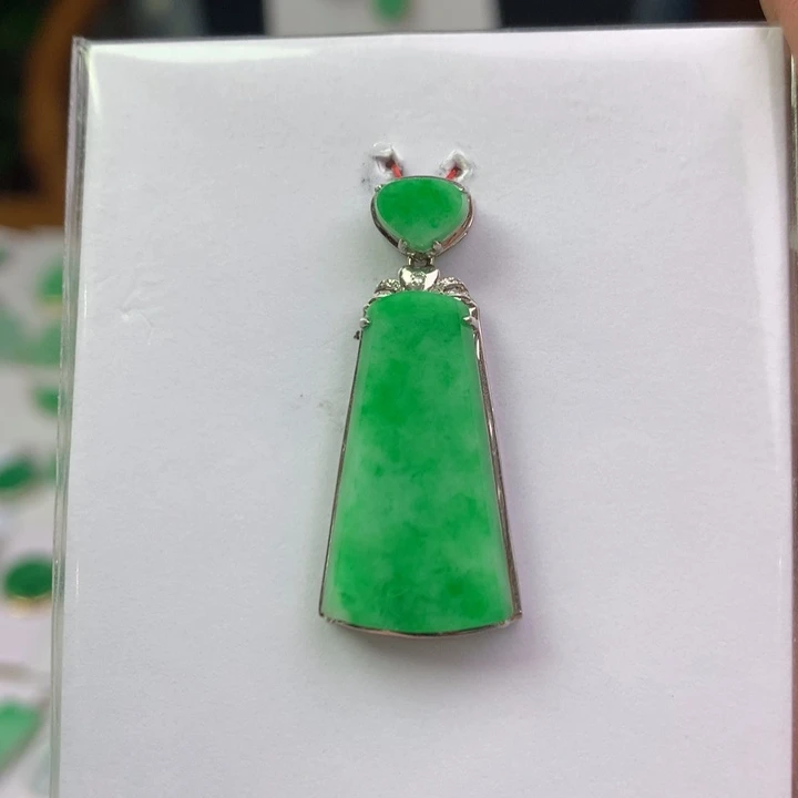 翡翠18K金镶嵌颈饰翡翠