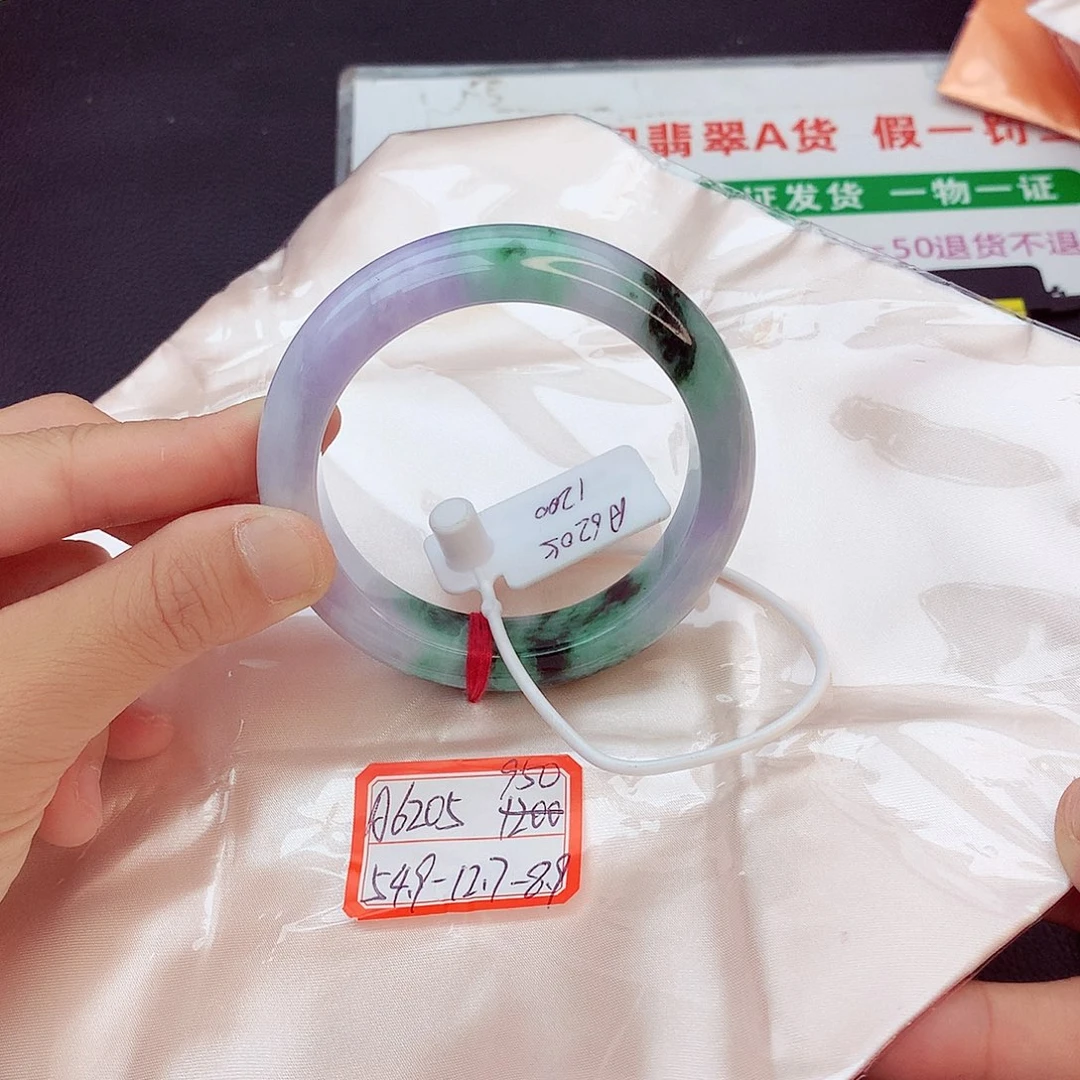 翡翠手镯未镶嵌翡翠