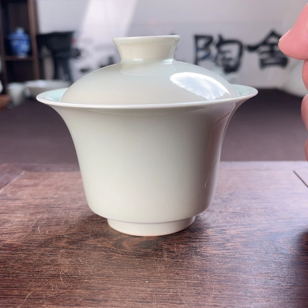 微瑕青釉素面马蹄盖碗