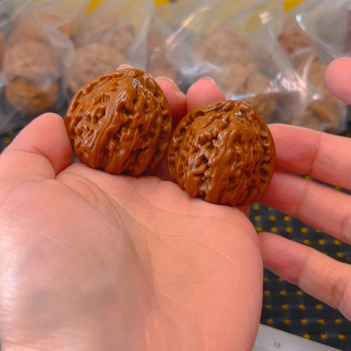 文玩核桃吊坠白狮子37