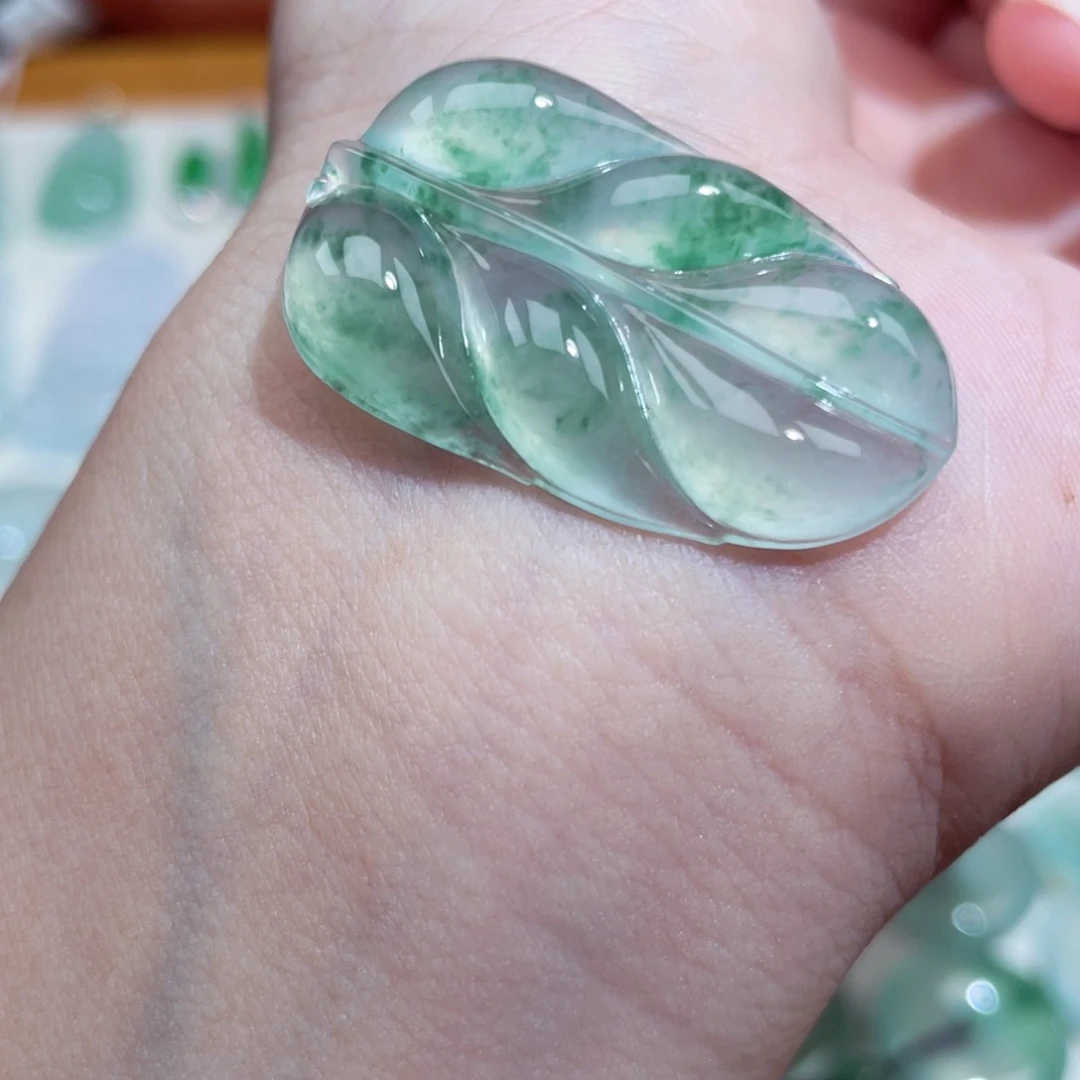翡翠未镶嵌颈饰叶子
